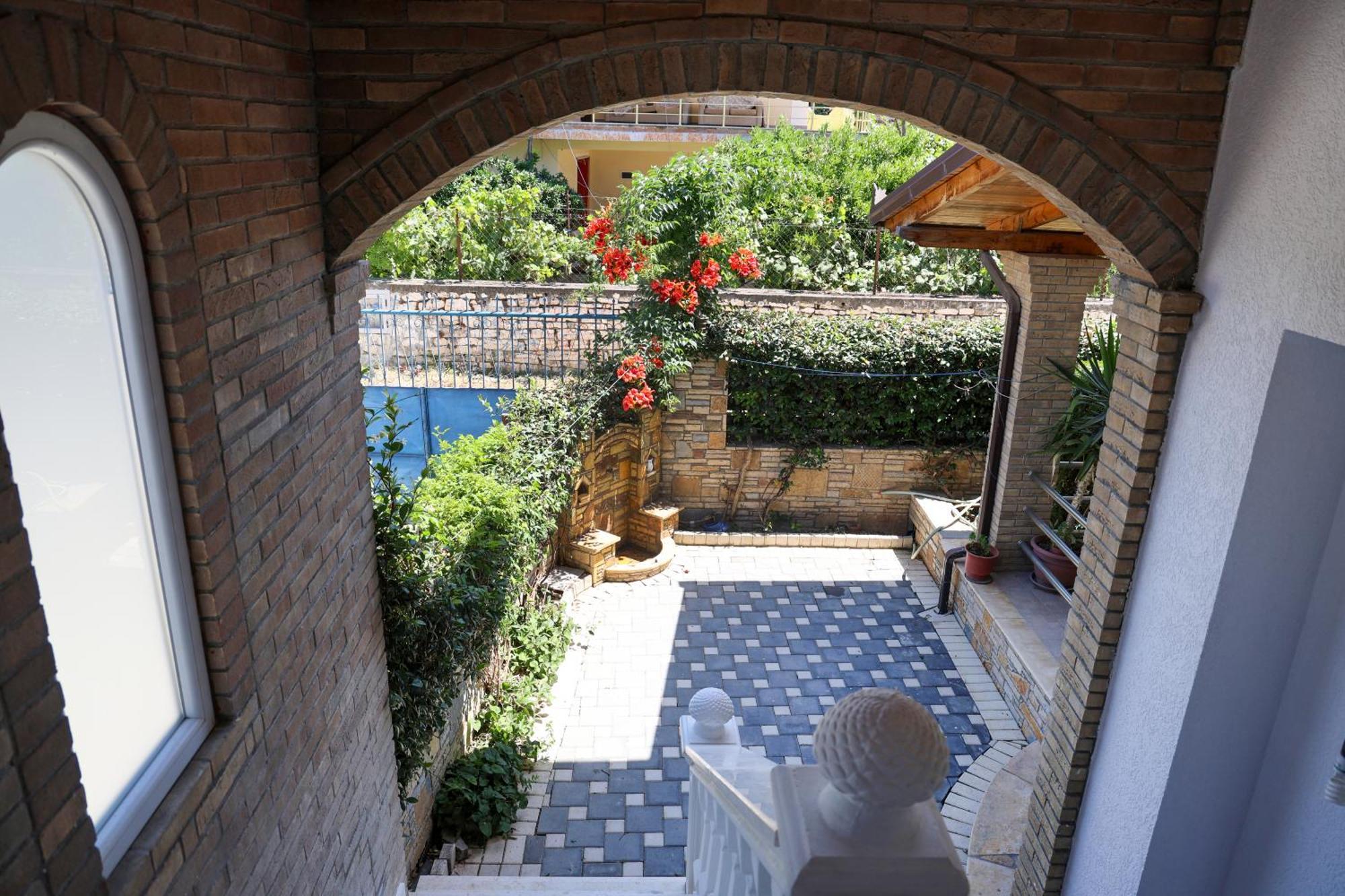 Villa Lejzo - Swimming Pool Berat Bagian luar foto